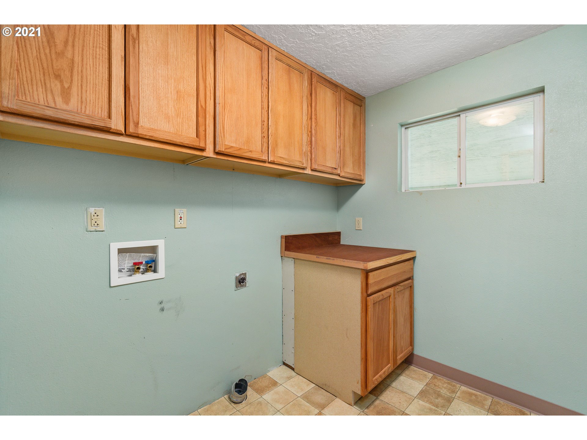 280 Cedar Hills Road Longview, WA 98632 - Photo 2 of 32 a room with storage and utility