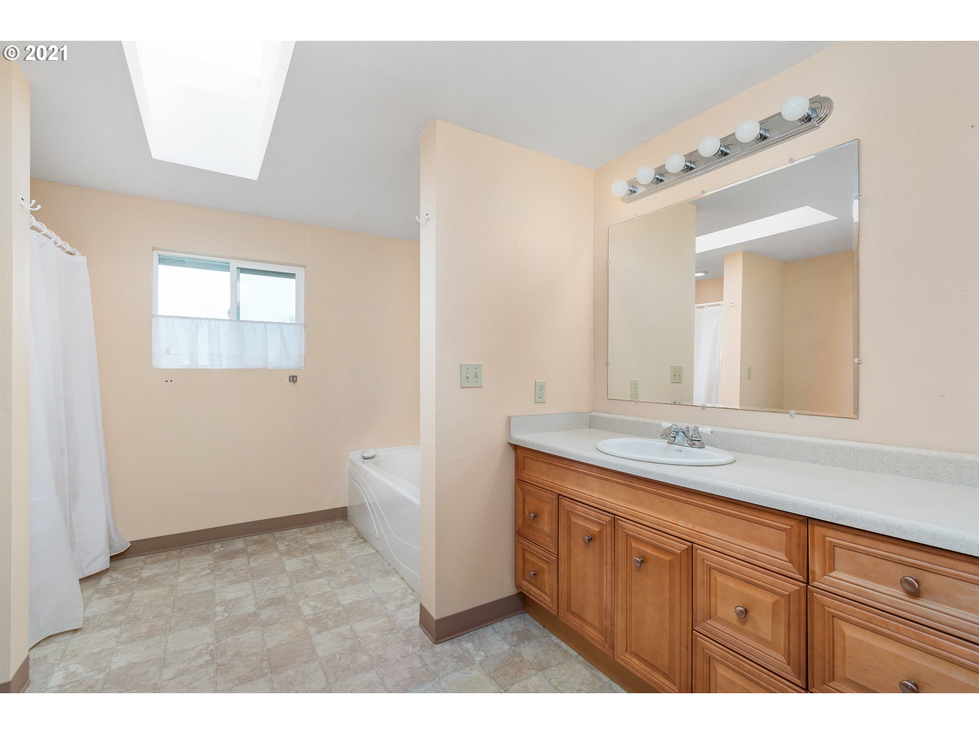 280 Cedar Hills Road Longview, WA 98632 - Photo 12 of 32 a bathroom with a sink and a mirror