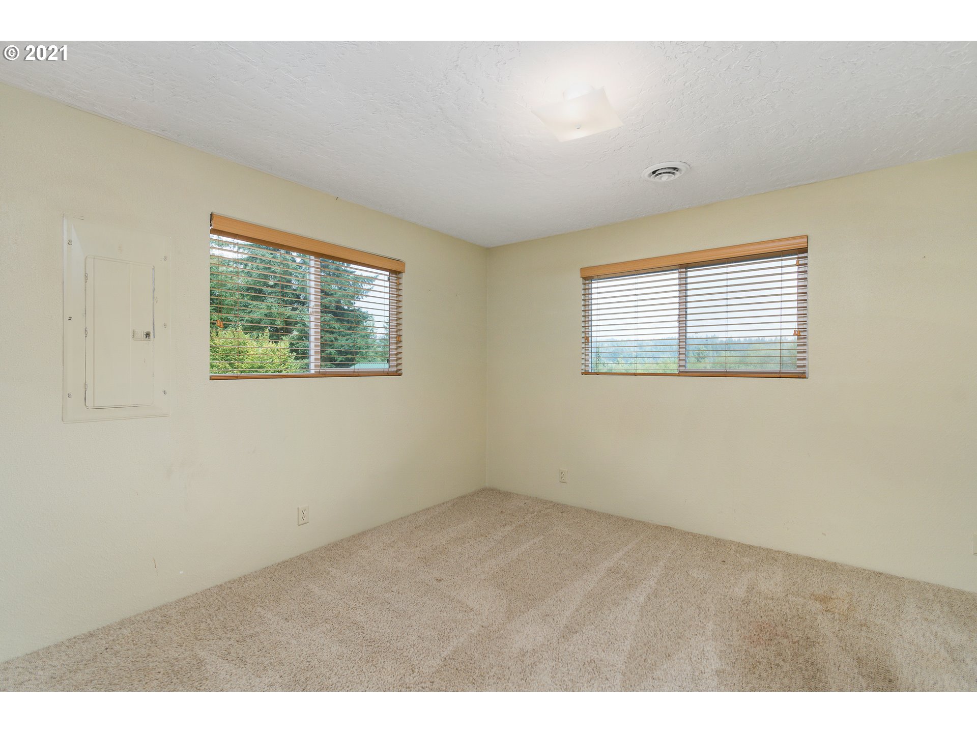 280 Cedar Hills Road Longview, WA 98632 - Photo 13 of 32 a view of an empty room with a window