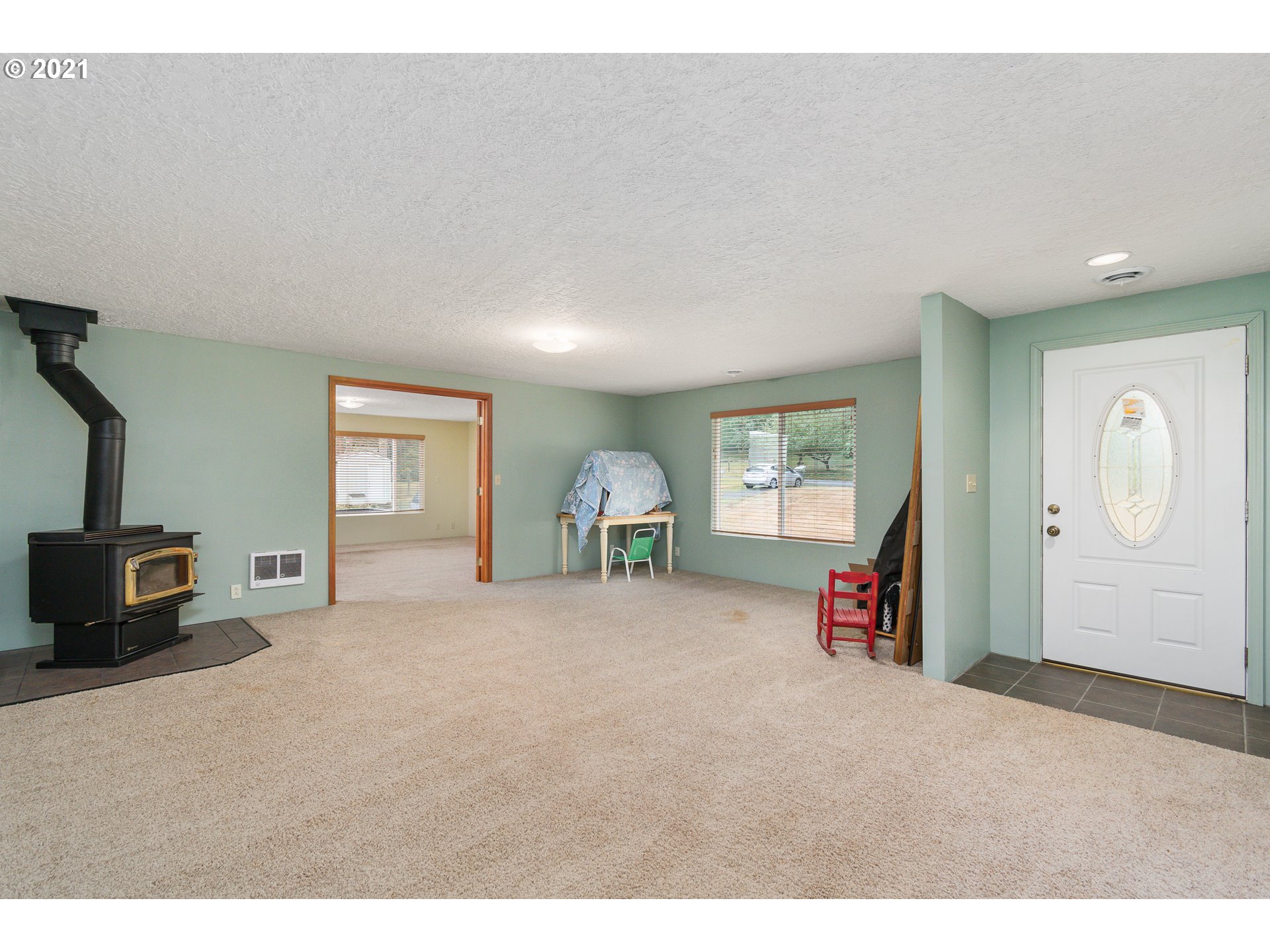 280 Cedar Hills Road Longview, WA 98632 - Photo 18 of 32 a view of a livingroom with furniture