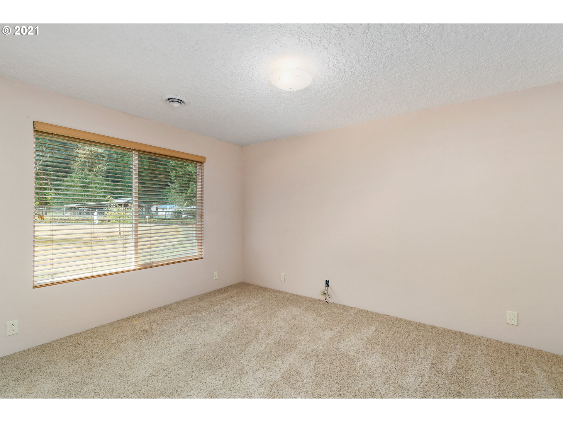 280 Cedar Hills Road Longview, WA 98632 - Photo 20 of 32 a view of an empty room with a window