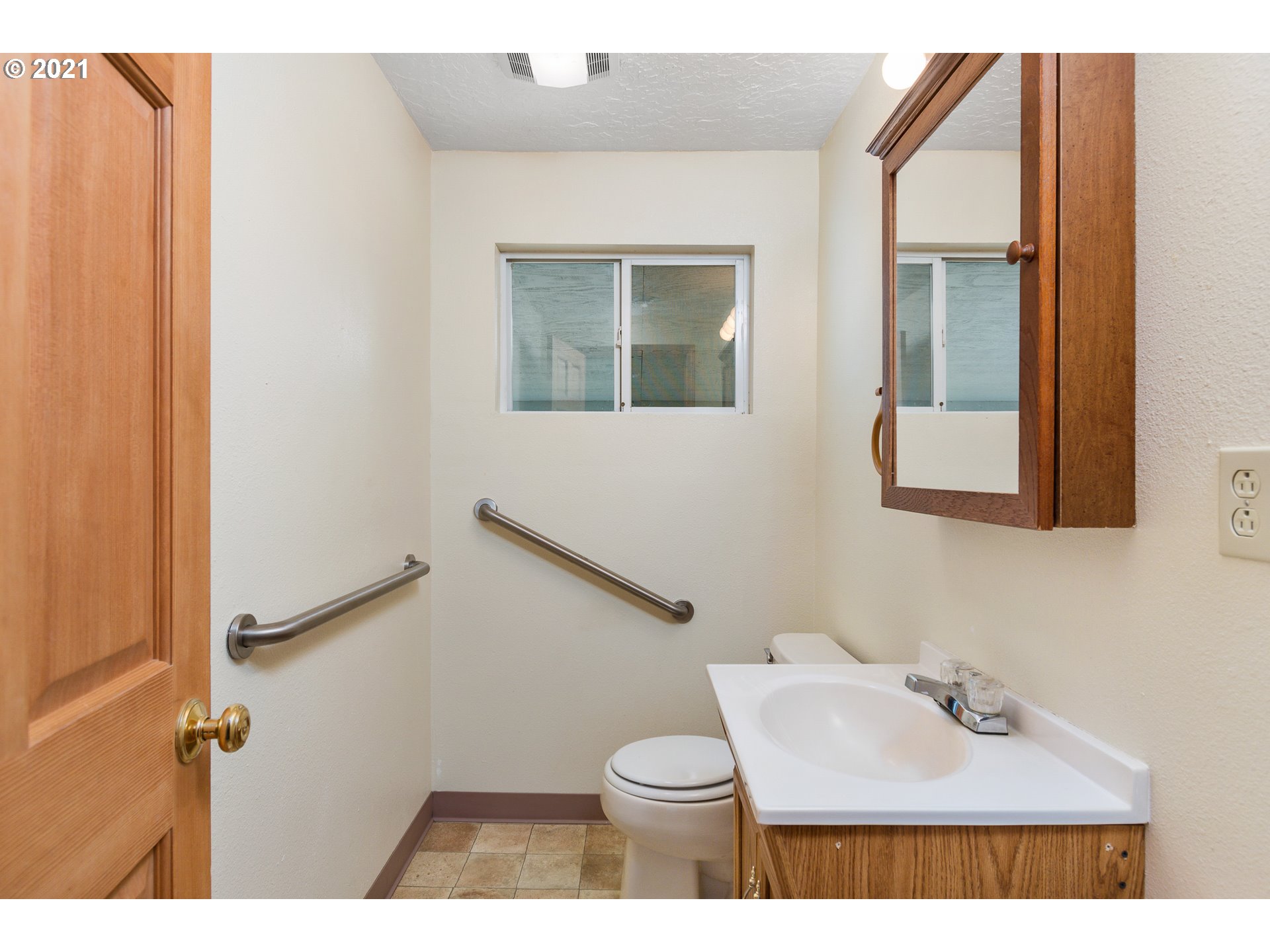 280 Cedar Hills Road Longview, WA 98632 - Photo 3 of 32 a bathroom with a sink a toilet and mirror