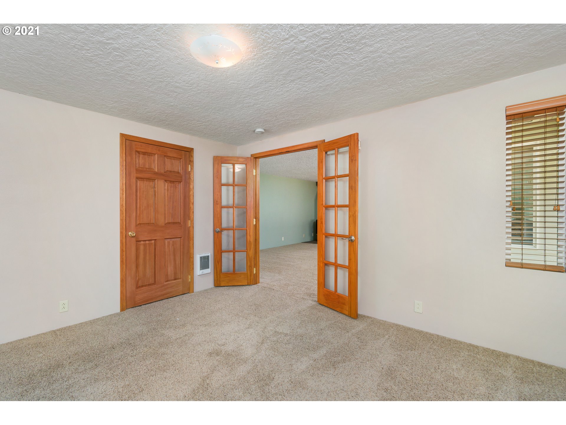 280 Cedar Hills Road Longview, WA 98632 - Photo 21 of 32 an empty room with windows