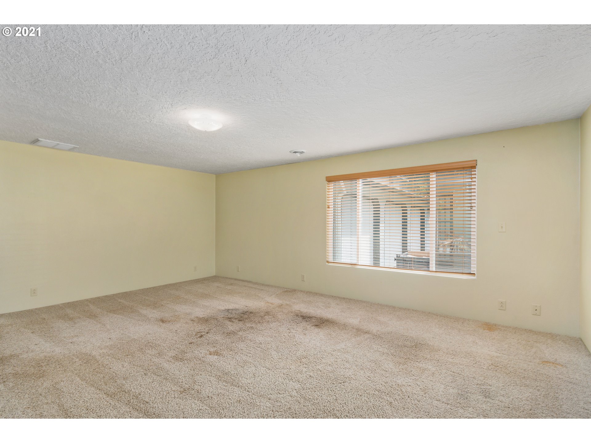 280 Cedar Hills Road Longview, WA 98632 - Photo 22 of 32 a view of an empty room with a window