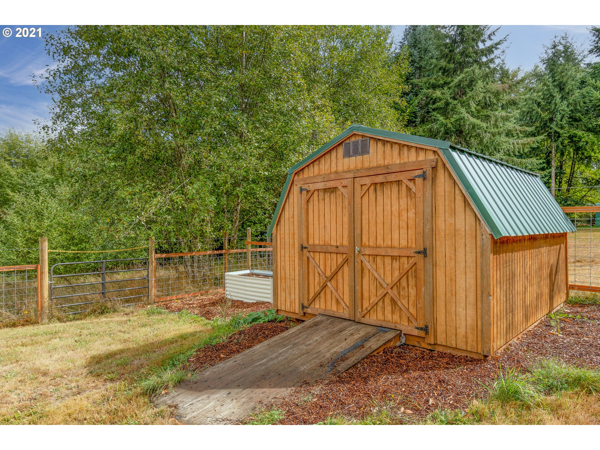 280 Cedar Hills Road Longview, WA 98632 - Photo 30 of 32 a backyard of a house with lots of green space