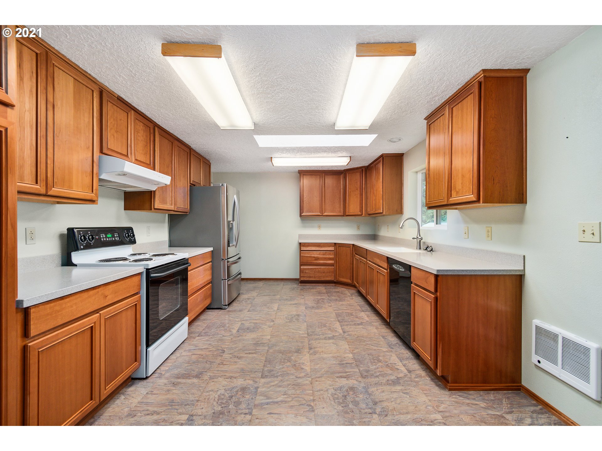 280 Cedar Hills Road Longview, WA 98632 - Photo 6 of 32 a large kitchen with stainless steel appliances granite countertop a stove a sink dishwasher and a refrigerator