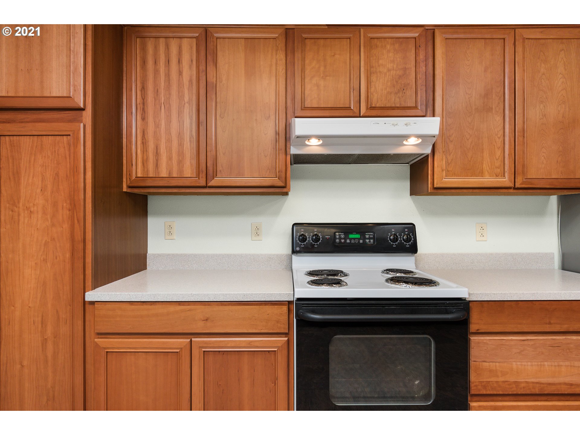 280 Cedar Hills Road Longview, WA 98632 - Photo 7 of 32 a kitchen with granite countertop a stove and a cabinets
