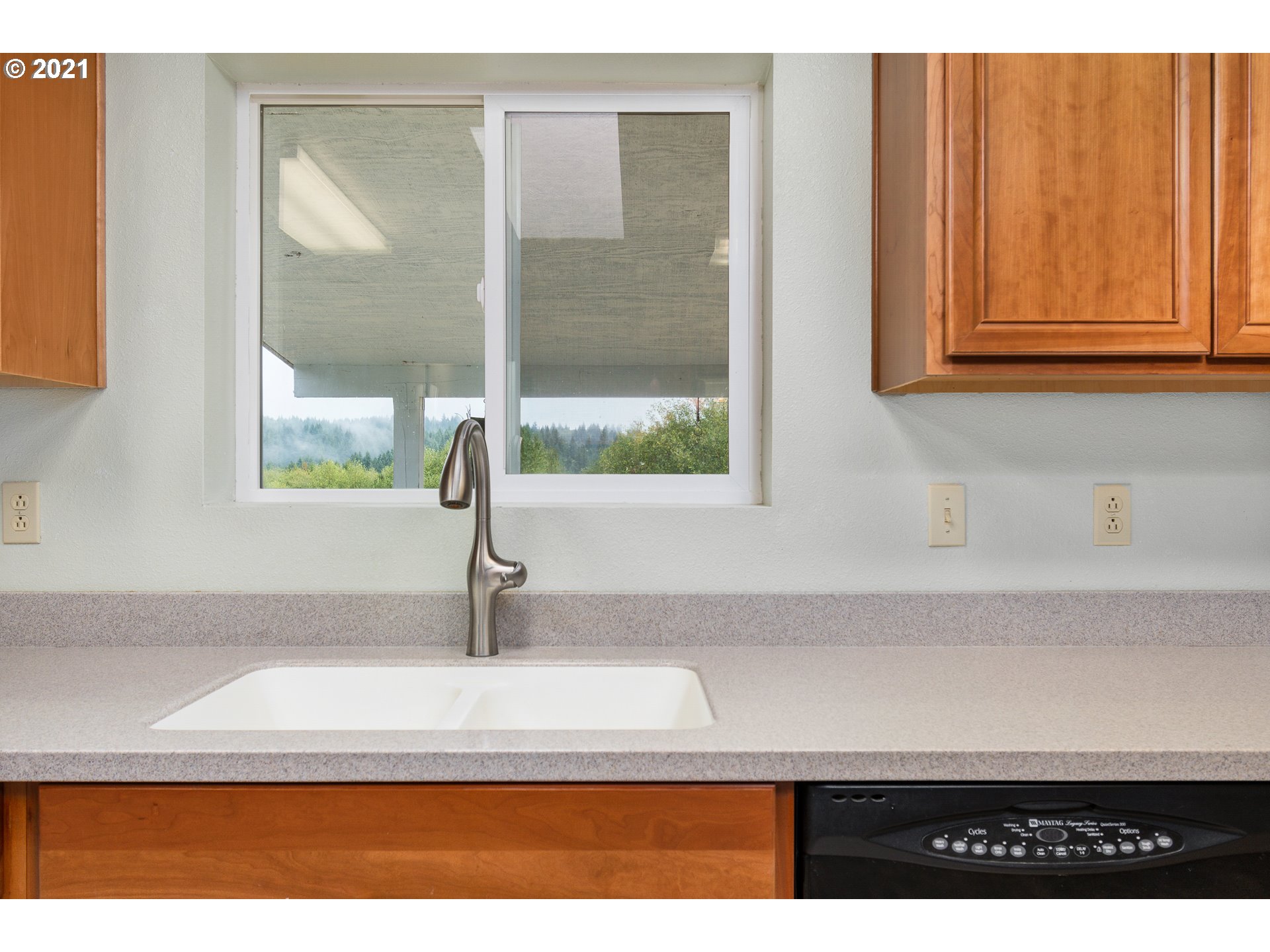 280 Cedar Hills Road Longview, WA 98632 - Photo 9 of 32 a bathroom with a sink and a mirror
