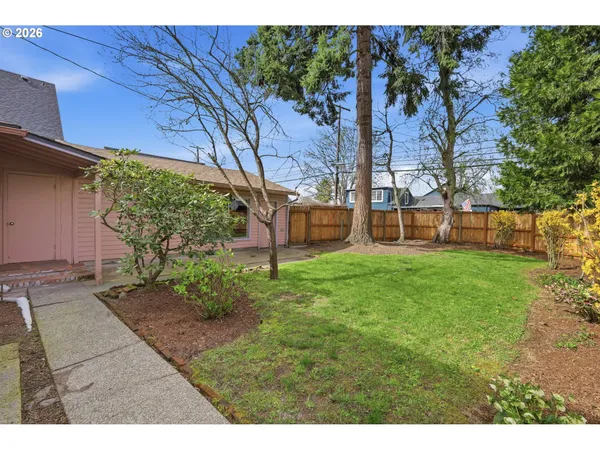 $440,000 | 446 E Street, Springfield, OR 97477