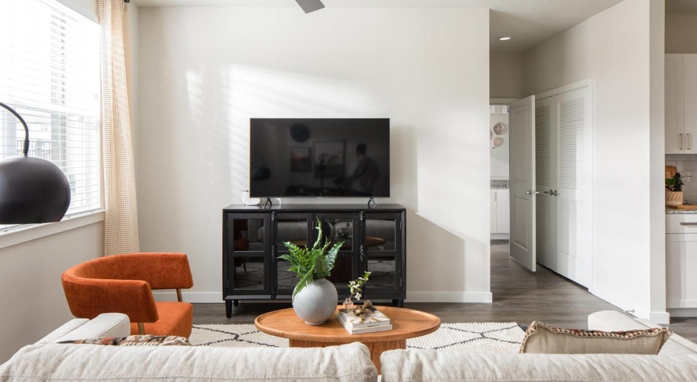 12111 South Main Street, Unit 1106 Houston, TX 77035 - Photo 23 of 24 a living room with furniture and a flat screen tv