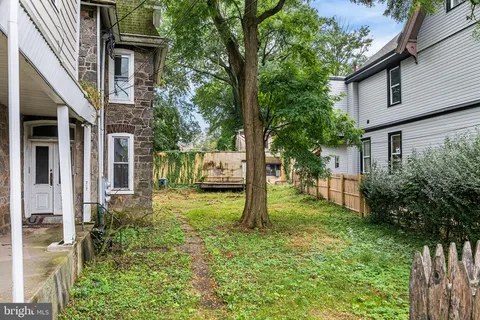 a view of a yard in front of house