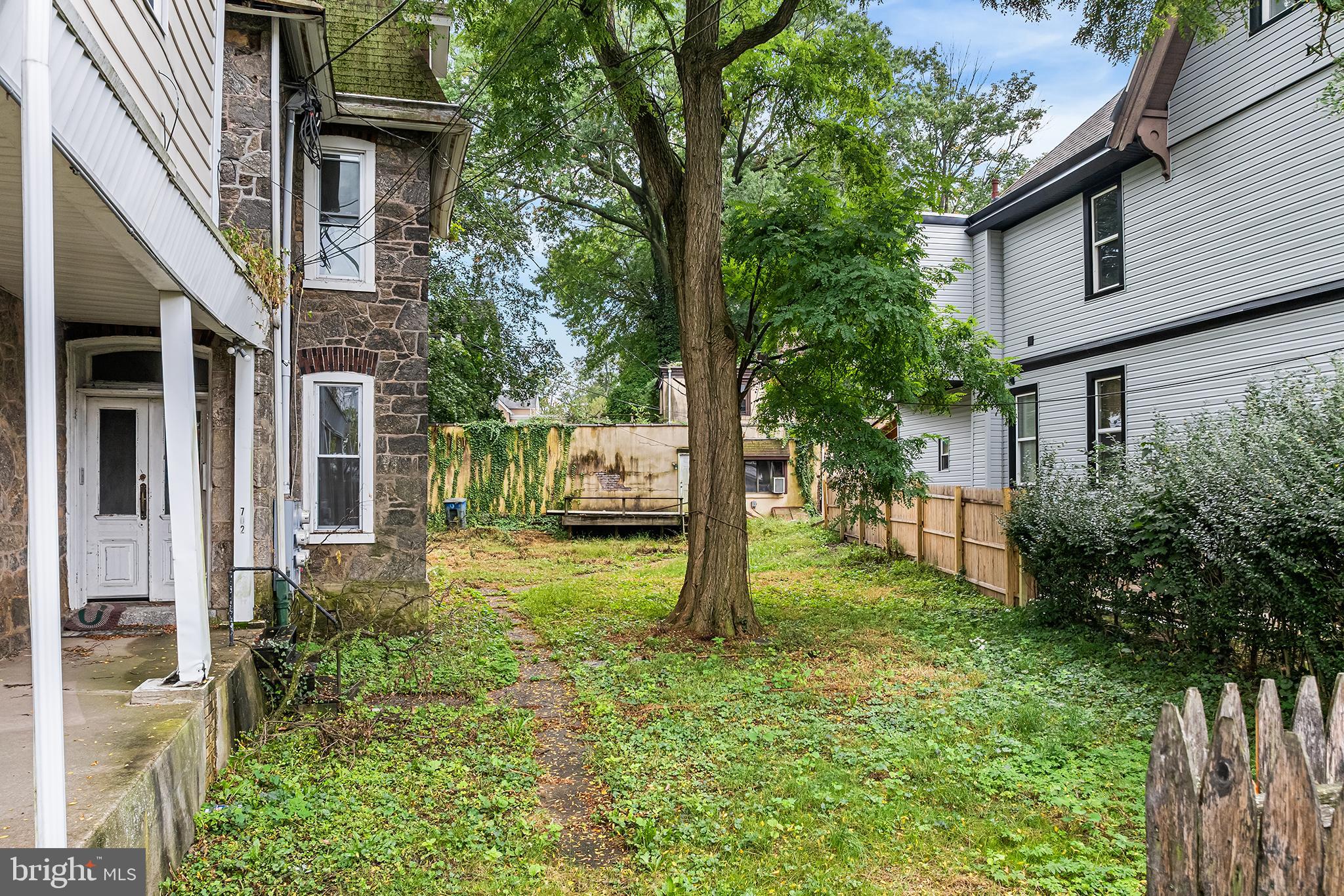 702 Oak Lane Philadelphia, PA 19126 - Photo 13 of 19 a view of a yard in front of house