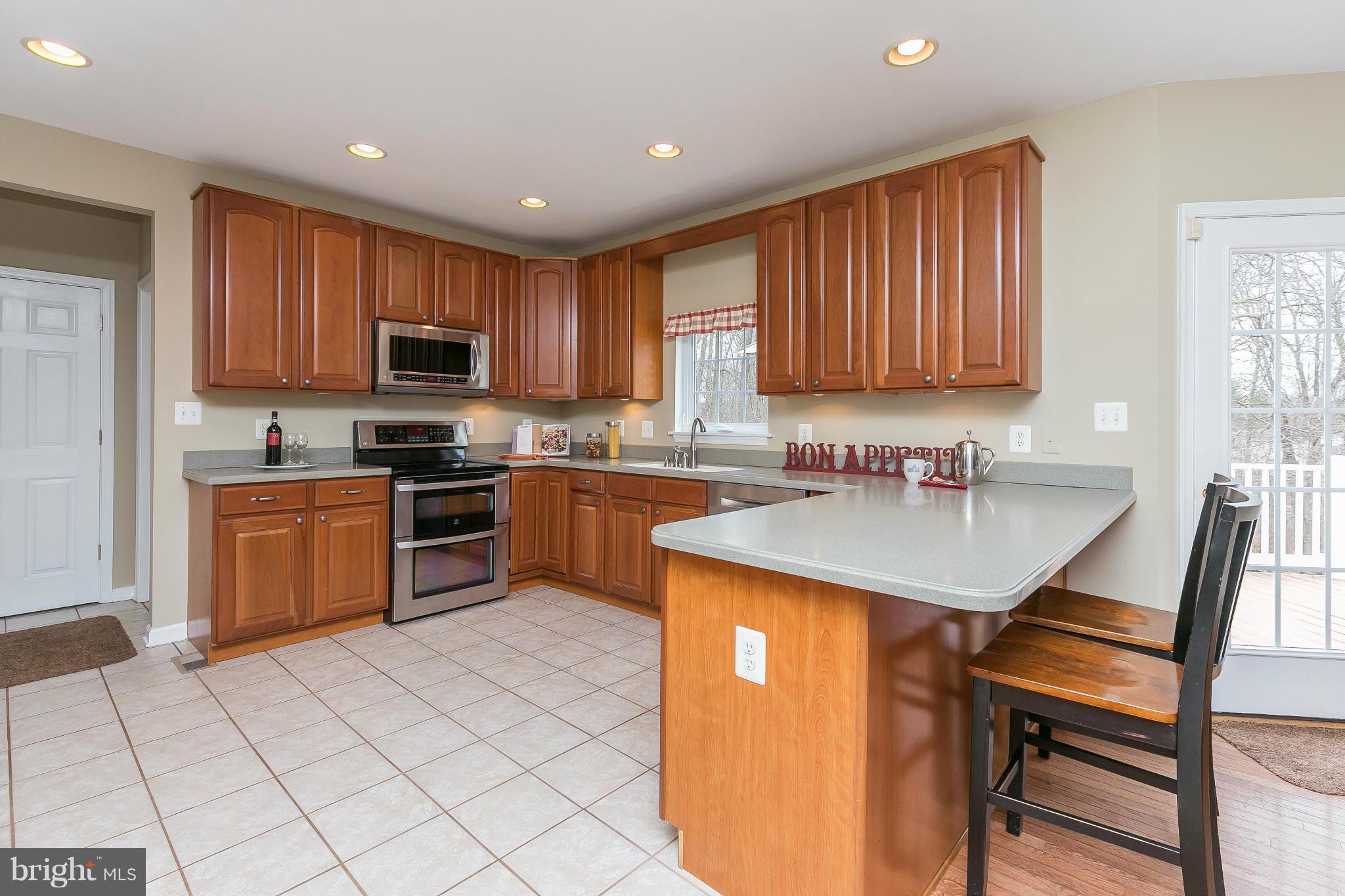 1231 Nottingham Road Westminster, MD 21157 - Photo 7 of 30 Breakfast bar and stainless steel appliances