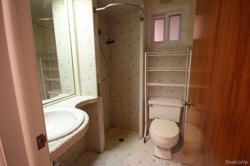 260 East Gunn Road Rochester, MI 48306 - Photo 12 of 31 Bathroom 2.jpg