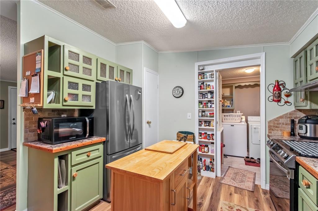 112 Magnolia Street Hawthorne, FL 32640 - Photo 12 of 41 a kitchen that has a lot of cabinets in it