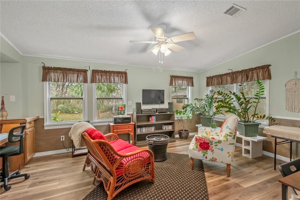 112 Magnolia Street Hawthorne, FL 32640 - Photo 16 of 41 a living room with furniture and a flat screen tv