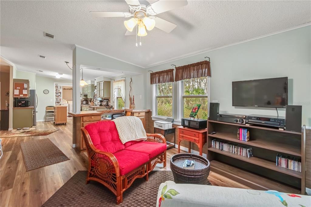112 Magnolia Street Hawthorne, FL 32640 - Photo 17 of 41 a living room with furniture and a flat screen tv