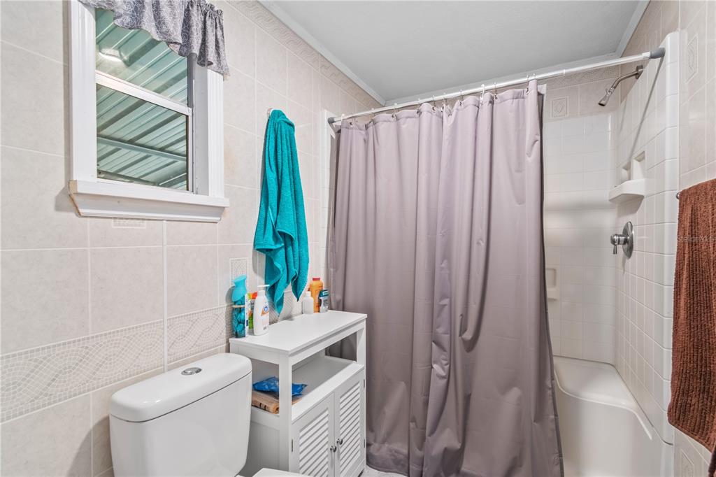112 Magnolia Street Hawthorne, FL 32640 - Photo 22 of 41 a bathroom with a toilet a sink and a shower