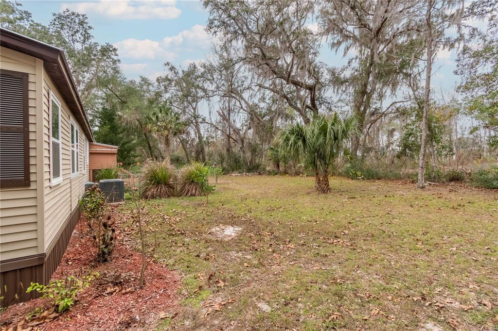 112 Magnolia Street Hawthorne, FL 32640 - Photo 36 of 41 a backyard of a house