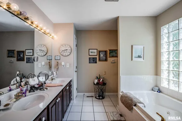 $325,000 | 805 New Day Way, Marion, IL 62959