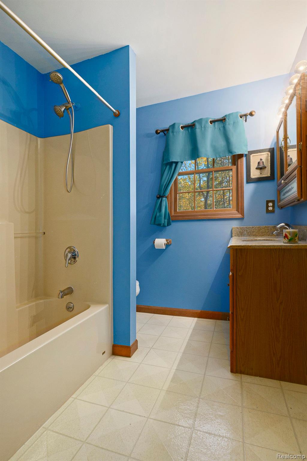 6464 Davison Road Burton, MI 48509 - Photo 14 of 32