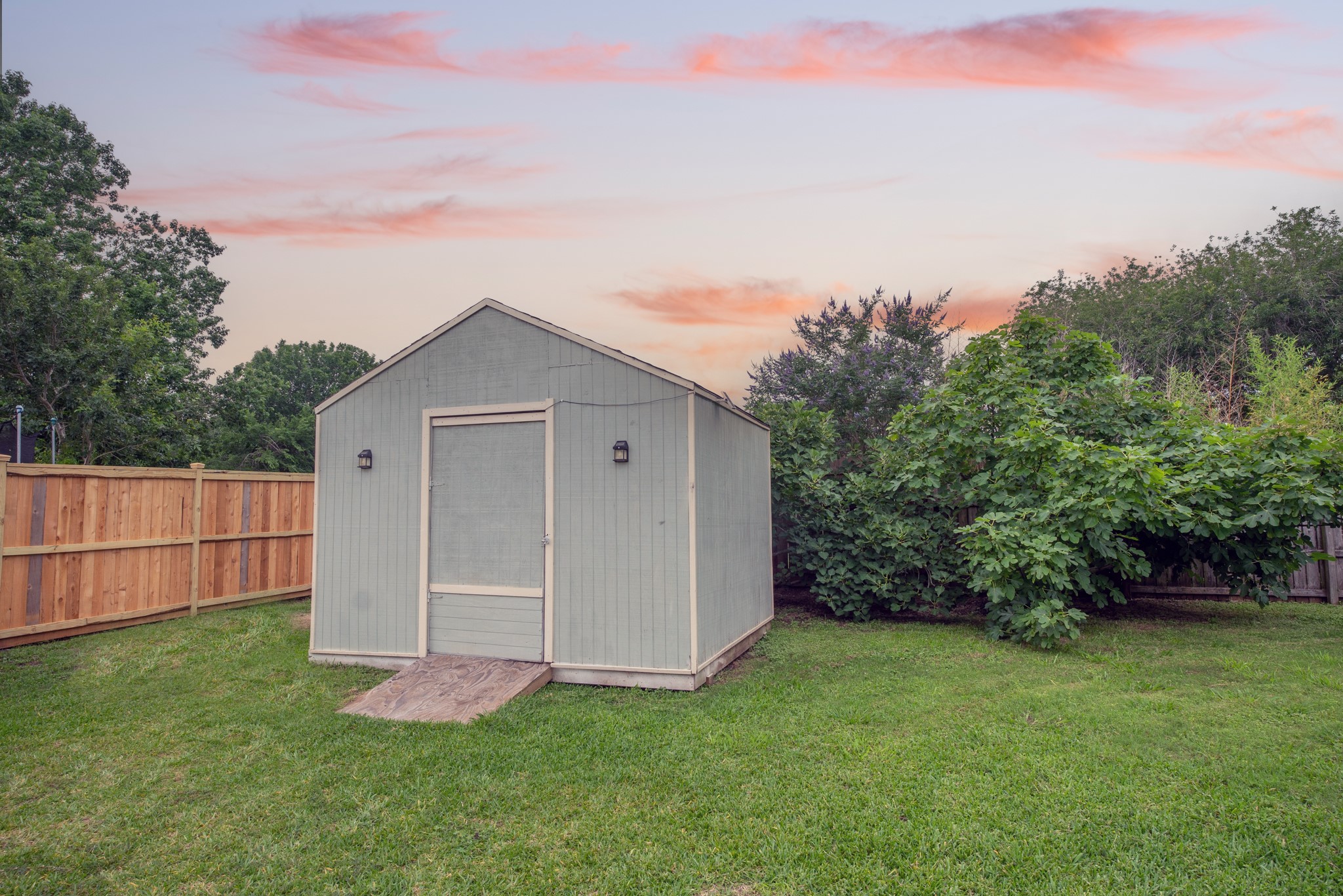 10 Wagon Ln Loop Angleton, TX 77515 - Photo 23 of 28 a backyard of a house with lots of green space