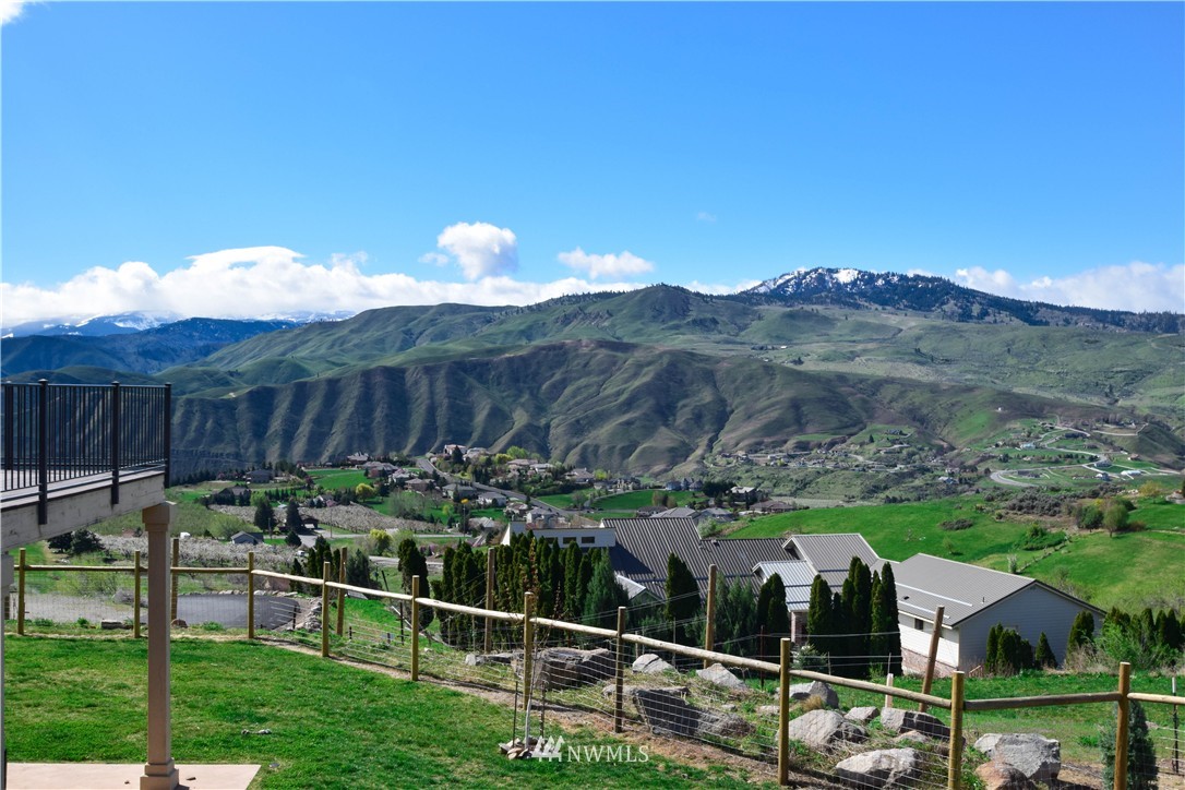 3914 Lovell Road Wenatchee, WA 98801 - Photo 3 of 25 Gallery Image 3