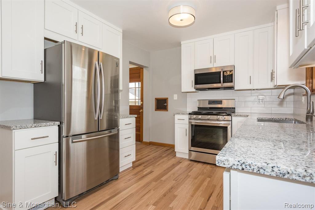 2032 Oxford Road Grosse Pointe Woods, MI 48236 - Photo 11 of 19