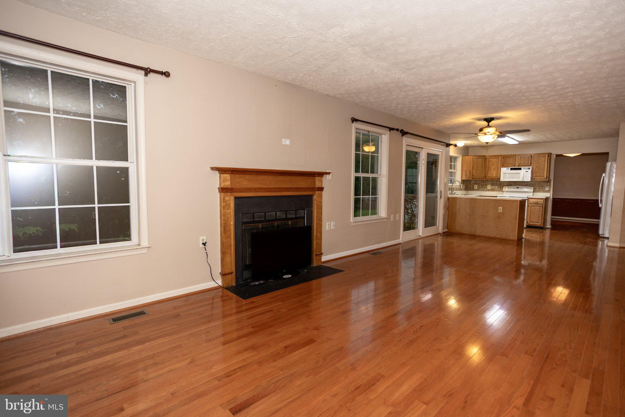 10412 Labrador Loop Manassas, VA 20112 - Photo 15 of 58 Spacious living area with natural light.