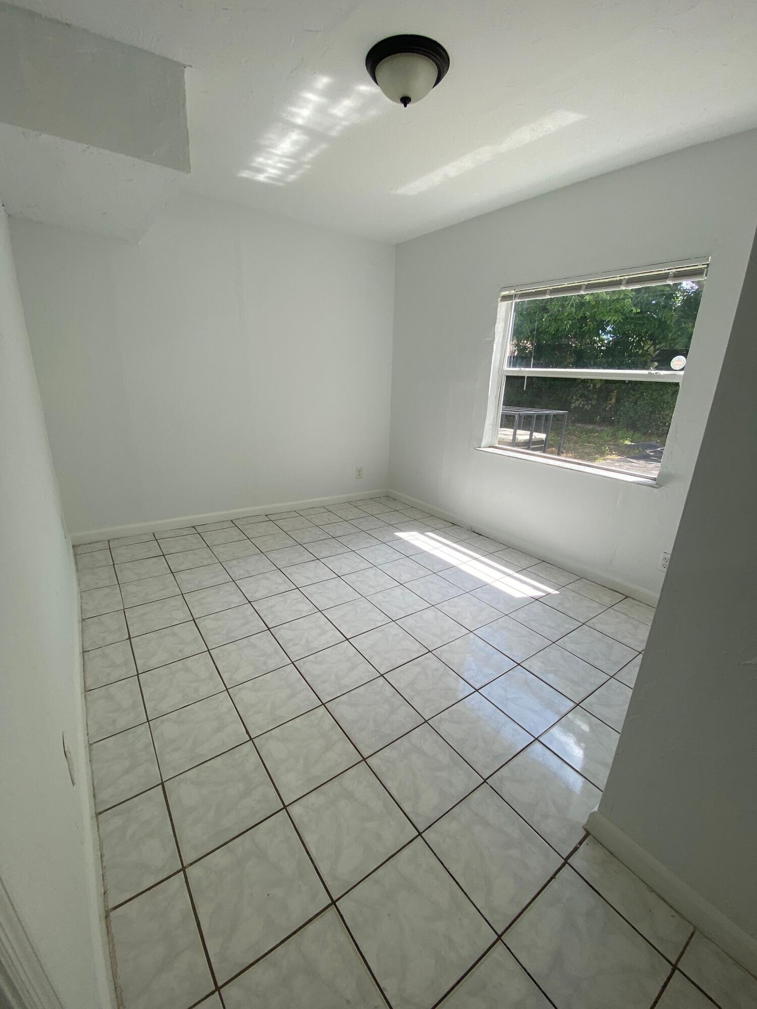 515 Putnam Road West Palm Beach, FL 33405 - Photo 5 of 9 20240503192603937249000000-o