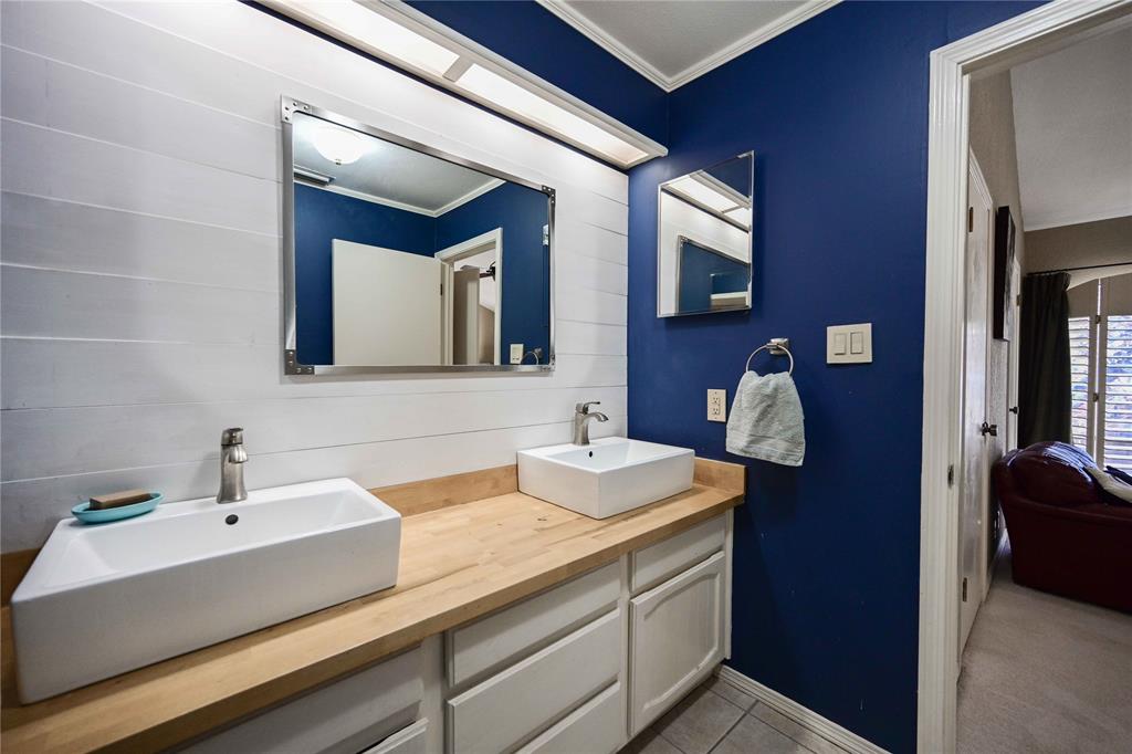 32 Rue Maison Abilene, TX 79605 - Photo 31 of 40 a bathroom with a sink and a mirror