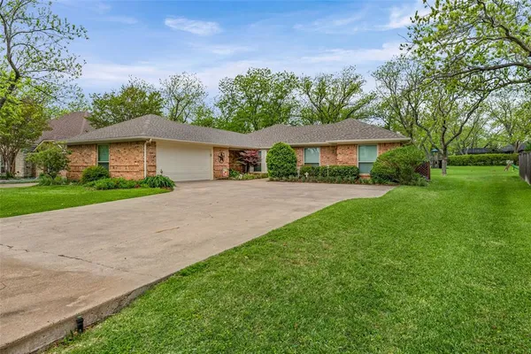 $380,000 | 8902 Woodlawn Drive, Granbury, TX 76049