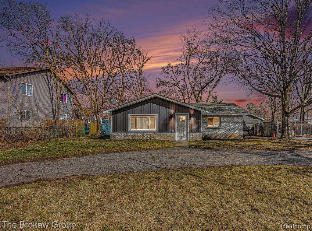 2985 Hessel Avenue Rochester Hills, MI 48307 - Photo 2 of 20