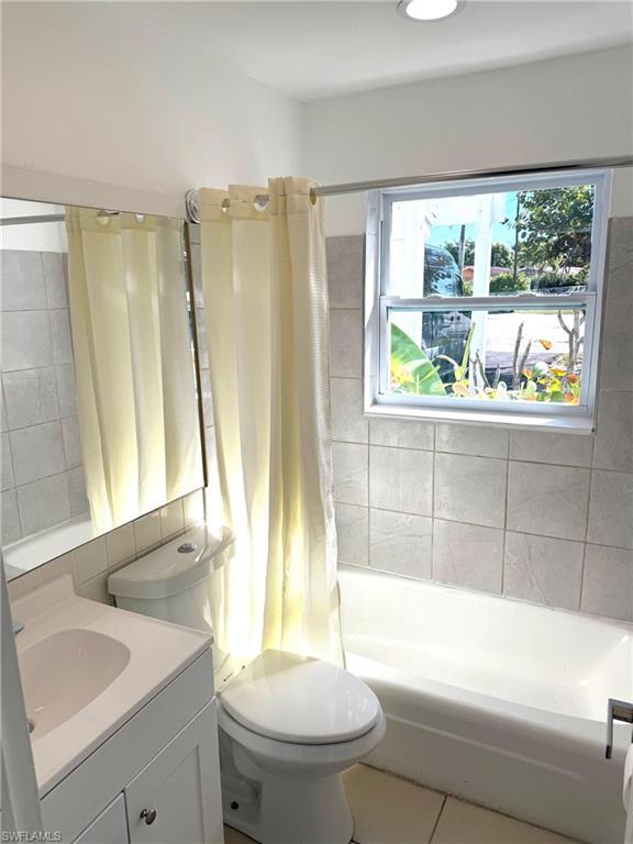 585 14th Street North Naples, FL 34102 - Photo 15 of 24 a bathroom with a sink a toilet and a bathtub