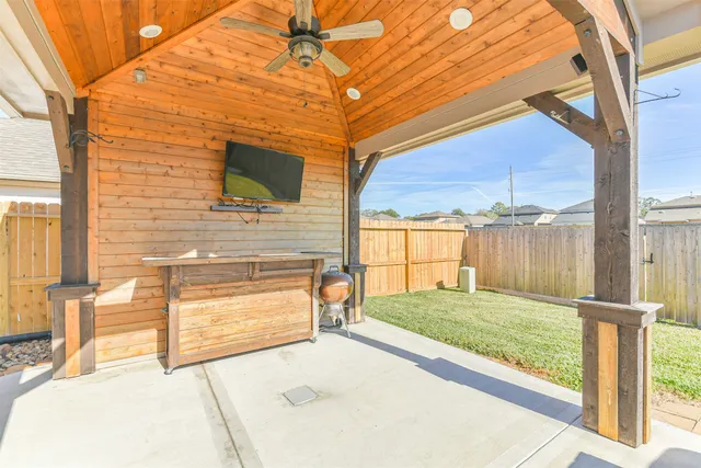 a view of a backyard