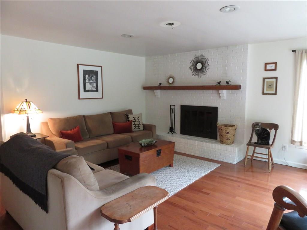 555 Riverside Circle Columbus, IN 47203 - Photo 3 of 13 Gallery Image 3