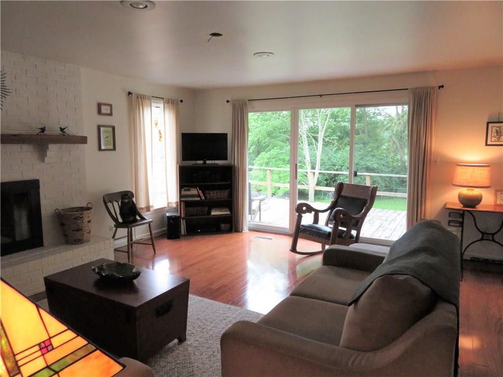 555 Riverside Circle Columbus, IN 47203 - Photo 4 of 13 Gallery Image 4