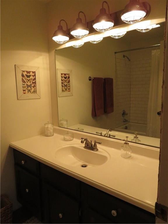 555 Riverside Circle Columbus, IN 47203 - Photo 10 of 13 Gallery Image 10