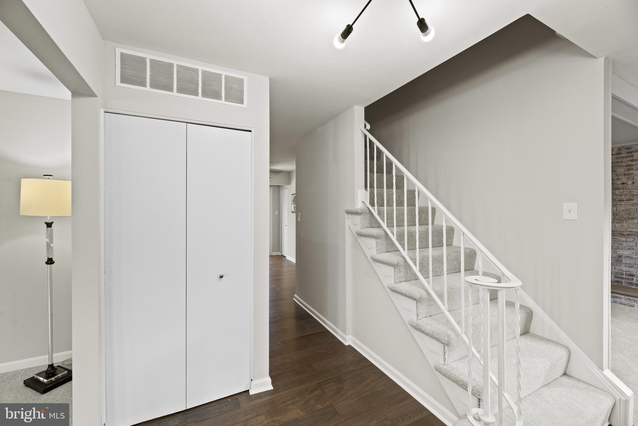 312 Stonegate Drive Silver Spring, MD 20905 - Photo 3 of 37