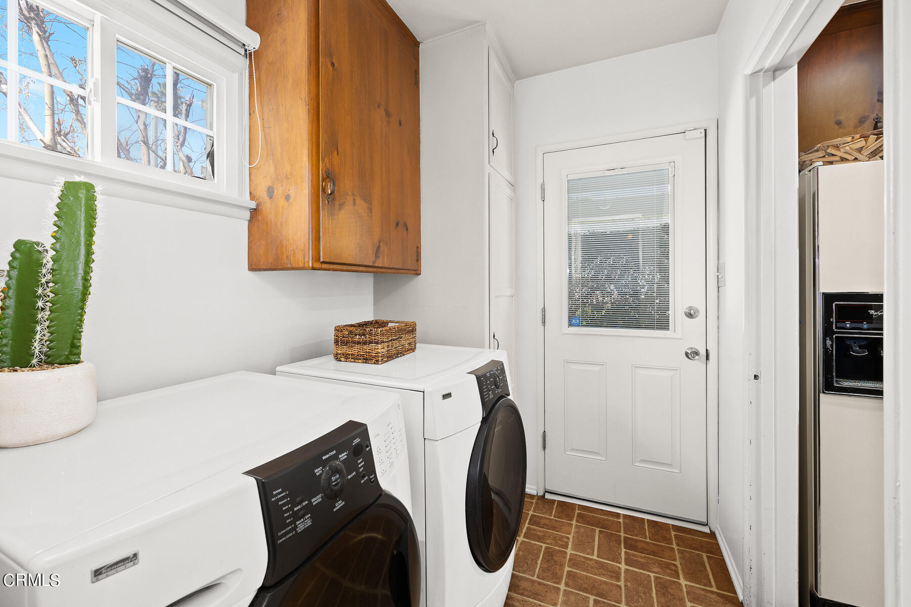 632 Brown Drive Burbank, CA 91504 - Photo 15 of 49 a utility room with dryer and washer