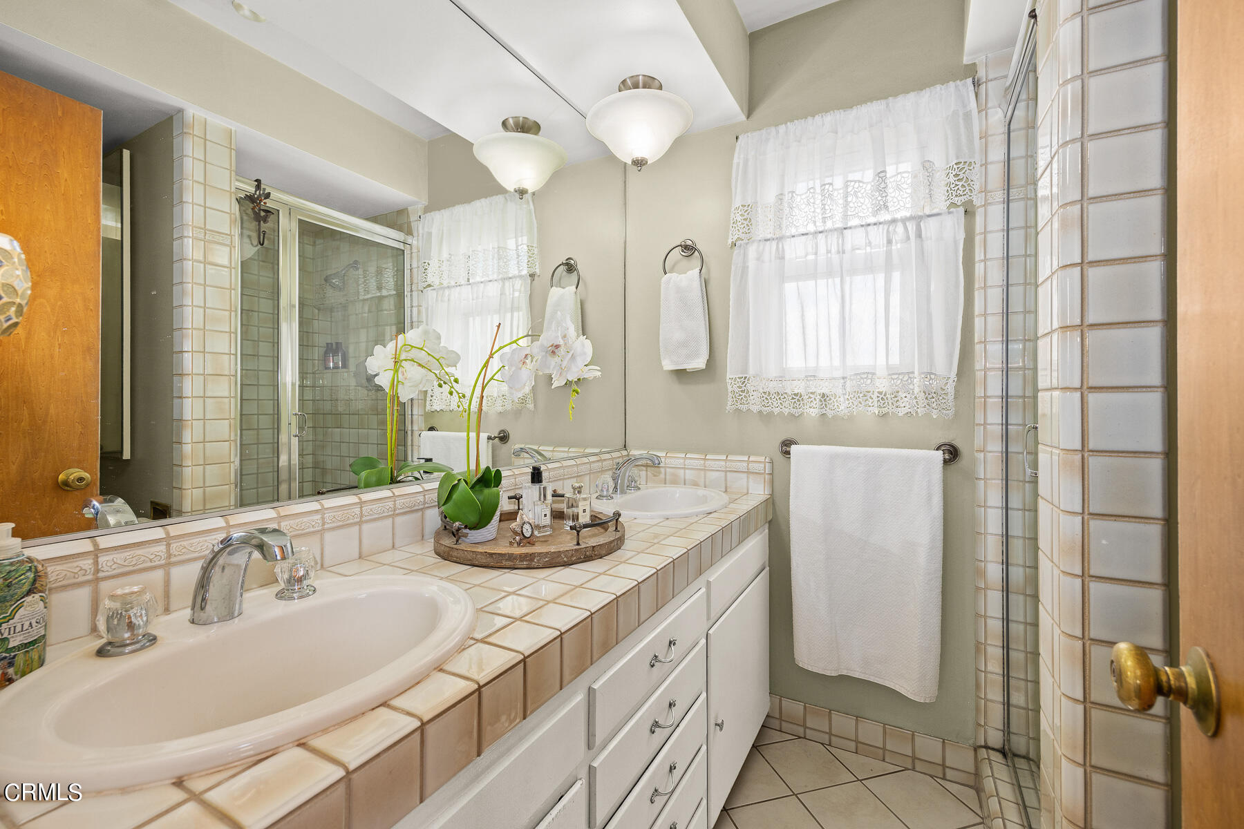 632 Brown Drive Burbank, CA 91504 - Photo 25 of 49 a bathroom with a double vanity sink and a mirror