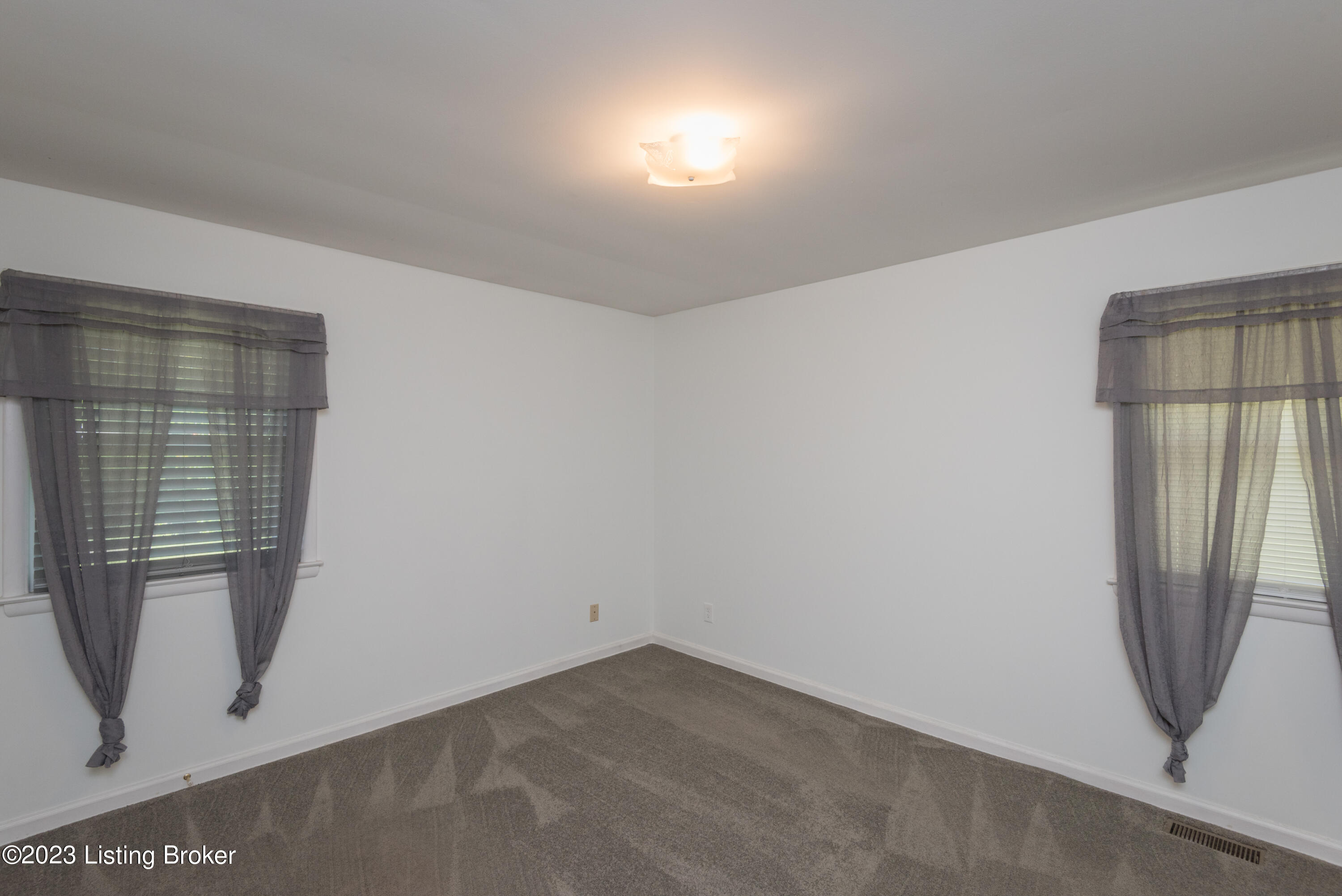 3728 Chatham Road Louisville, KY 40218 - Photo 15 of 33 012