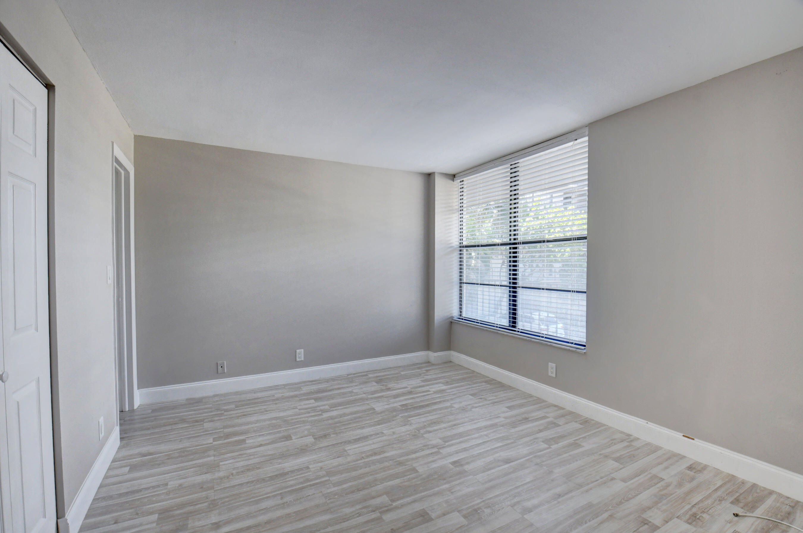 14 Royal Palm Way, Unit 2050 Boca Raton, FL 33432 - Photo 30 of 44 a view of empty room with wooden floor and fan
