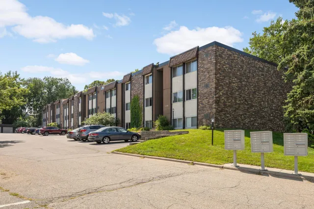$88,500 | 12990 Nicollet Avenue, Unit 102, Burnsville, MN 55337
