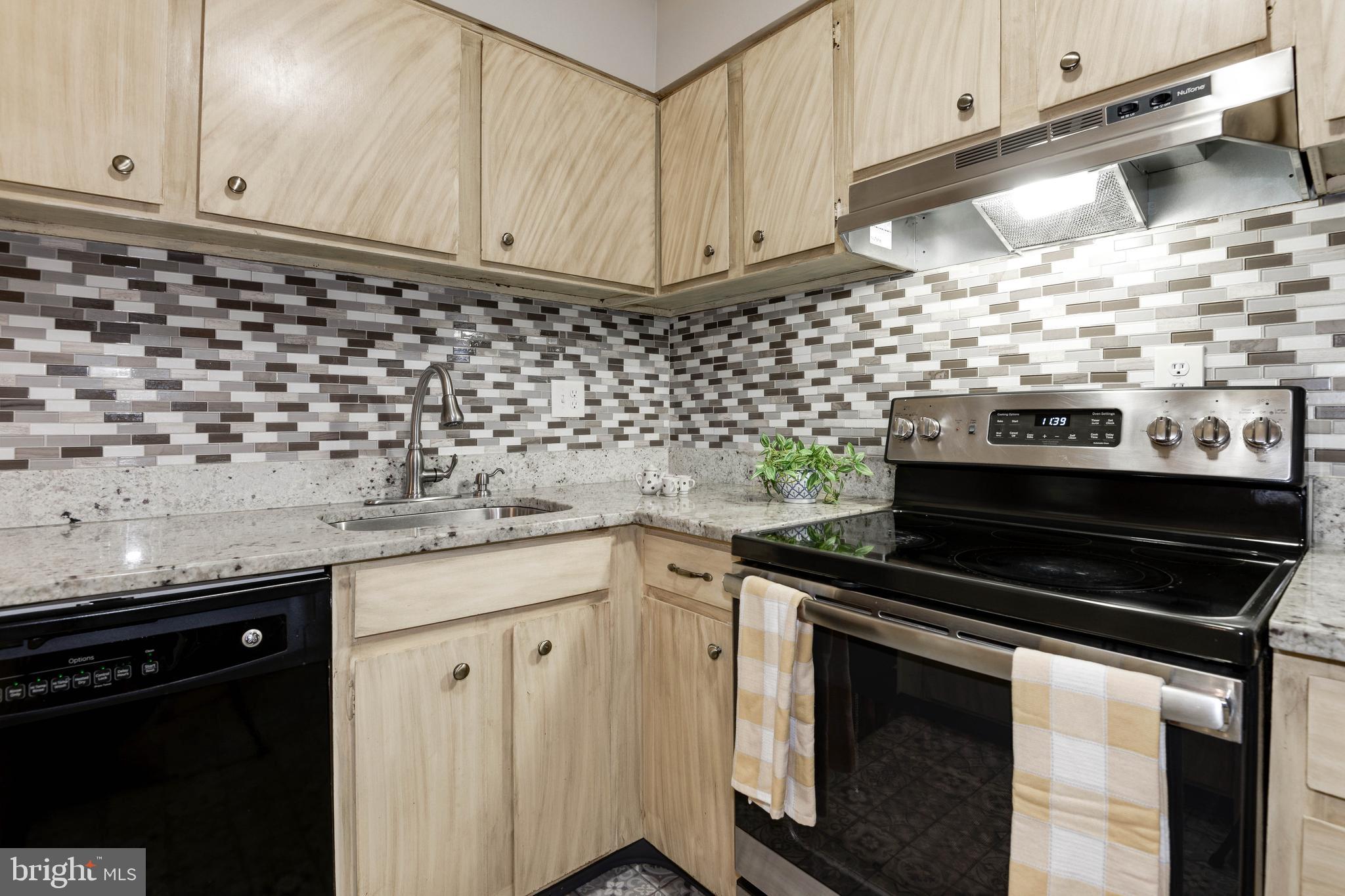 2334 Southgate Square Reston, VA 20191 - Photo 12 of 46 Kitchen