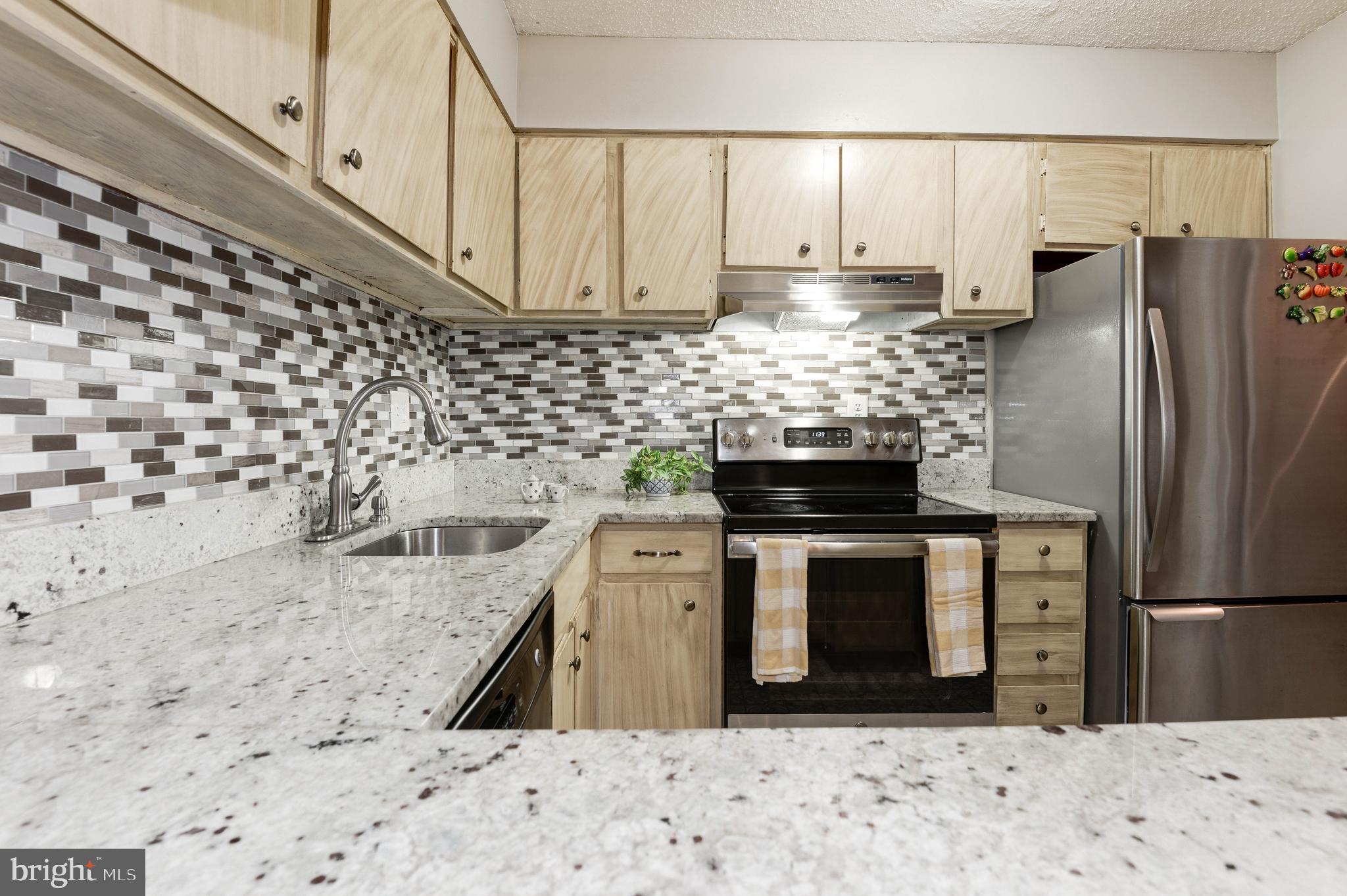2334 Southgate Square Reston, VA 20191 - Photo 14 of 46 Kitchen