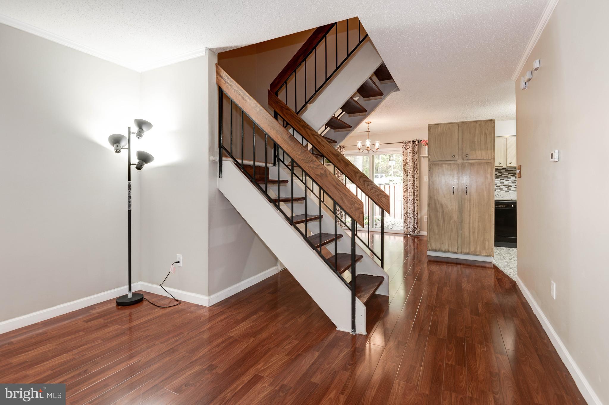 2334 Southgate Square Reston, VA 20191 - Photo 3 of 46 Living room