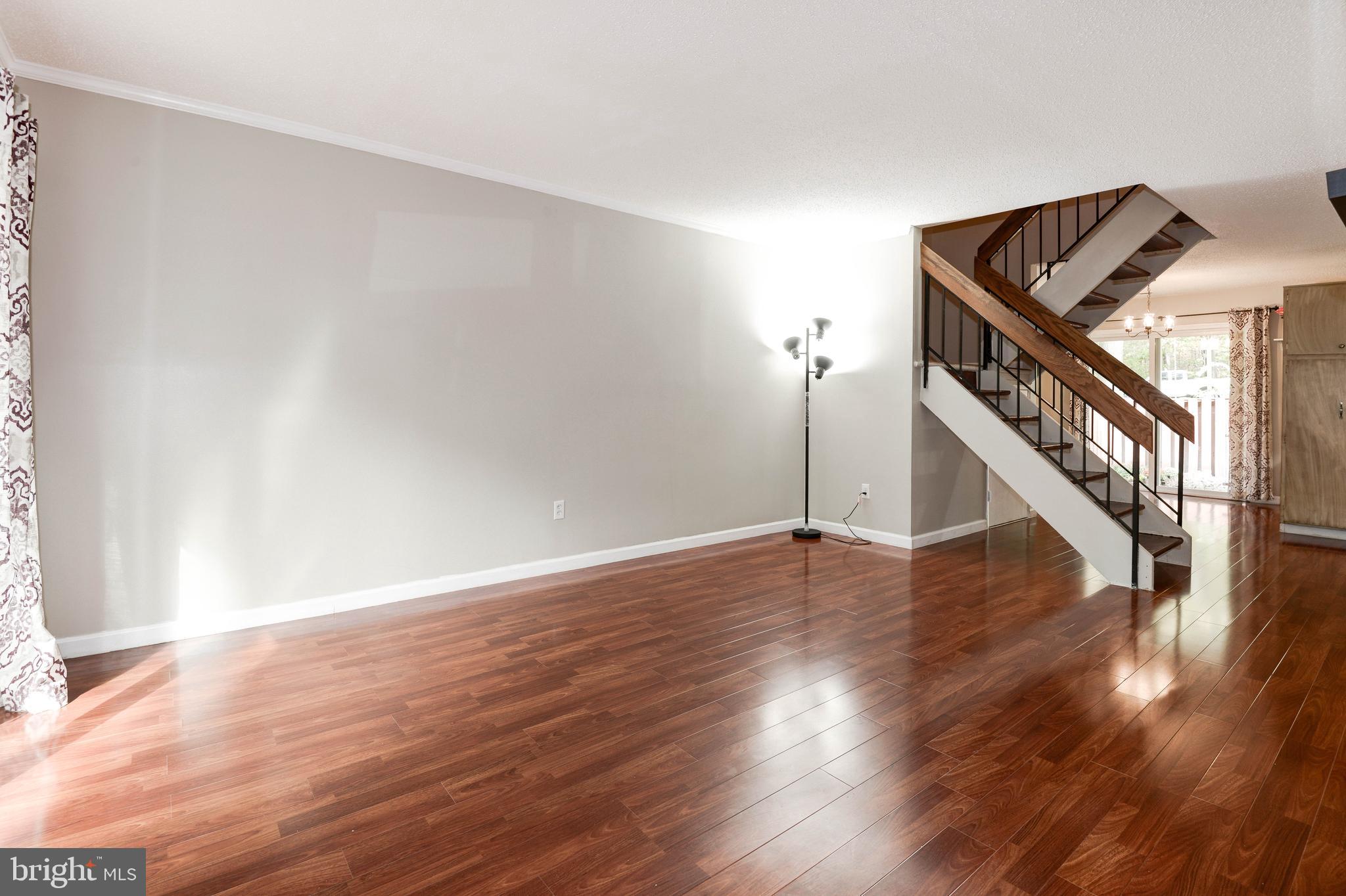 2334 Southgate Square Reston, VA 20191 - Photo 4 of 46 Living room