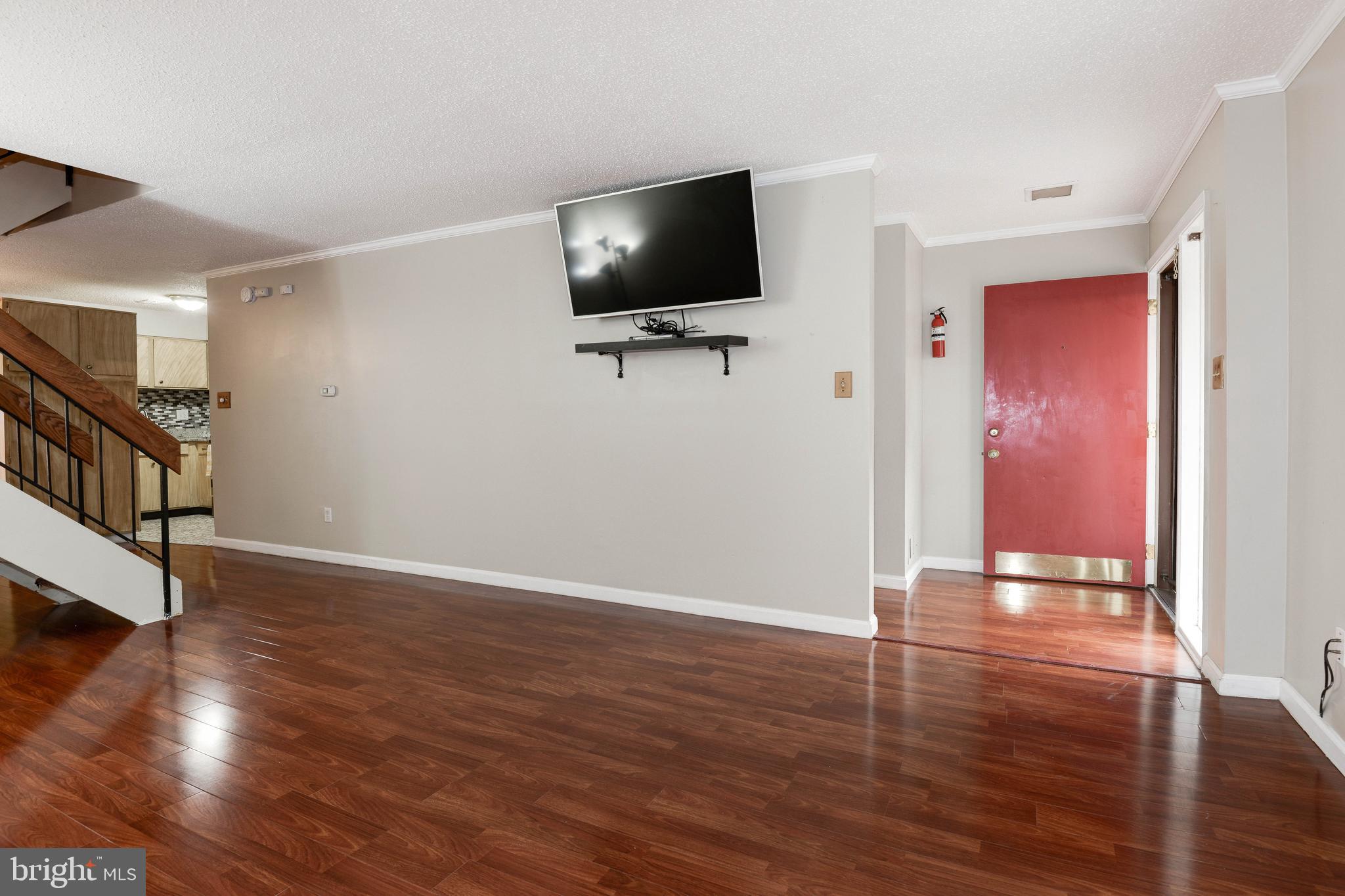 2334 Southgate Square Reston, VA 20191 - Photo 6 of 46 Living room