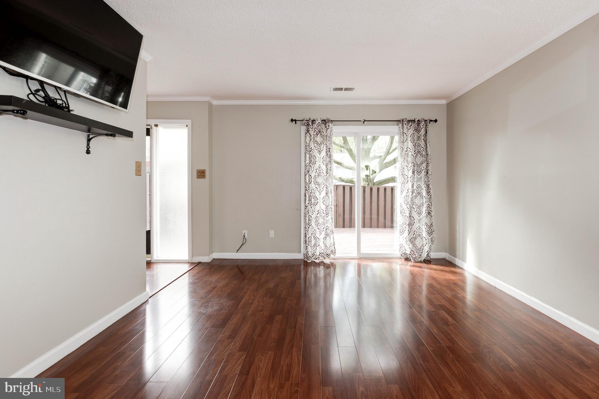 2334 Southgate Square Reston, VA 20191 - Photo 7 of 46 Living room